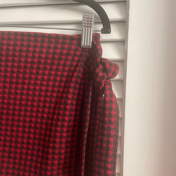Haute Monde Like New Size L Houndstooth Faux Wrap Front Skirt that’s a Skort - Picture 2 of 7